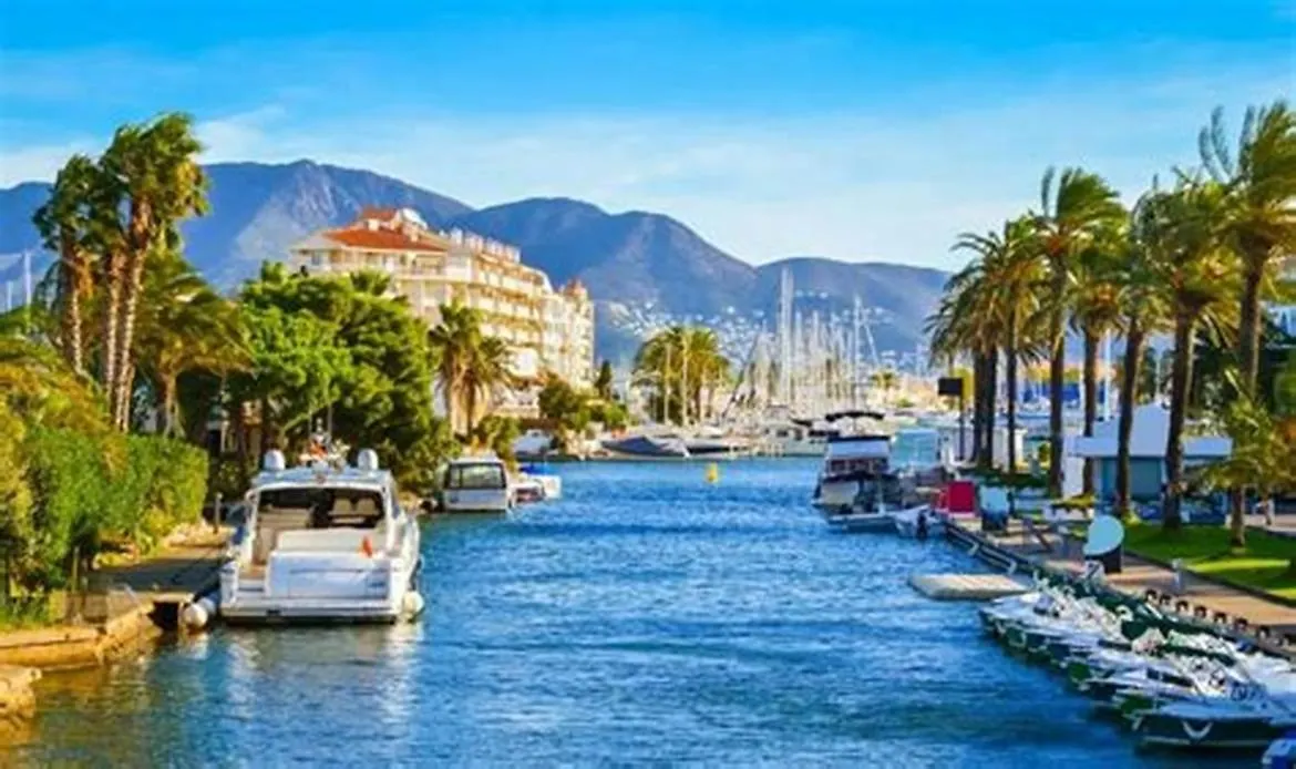 Apartamento A 5 min del MAR caminando, Varias PISCINAS, WIFi KARIM Ampuriabrava